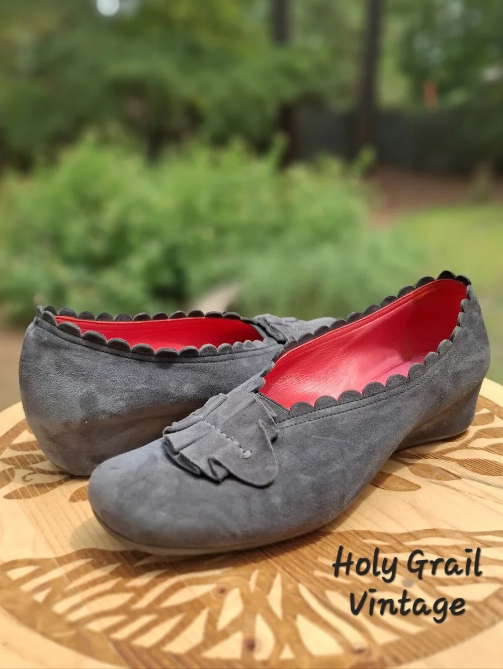VTG Pas de Rouge Petra Grey Suede Scalloped Ruffle Sacchetto Low Wedge Pump Sz 7